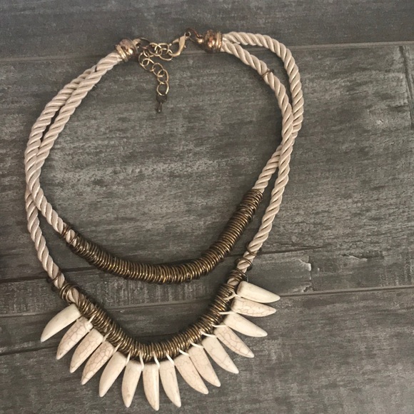 Statement necklaces - Picture 3 of 4